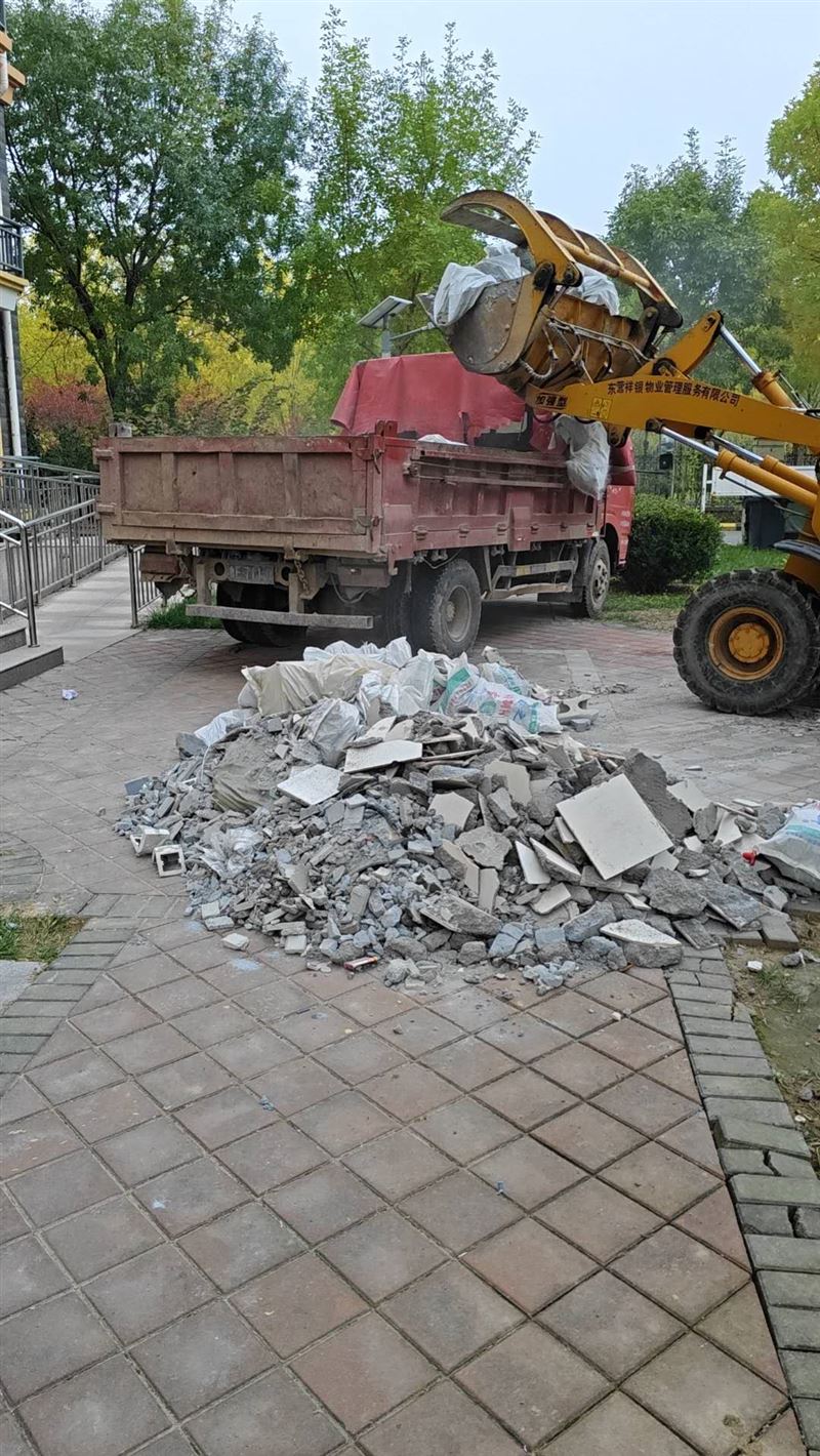 砸墙上料老房子拆除人工背沙子水泥瓷砖