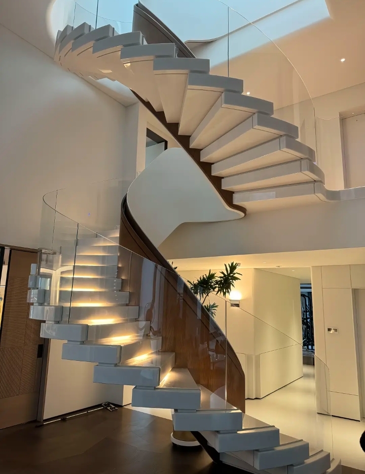 专业量身设计制作混凝土堆积弧形旋转楼梯