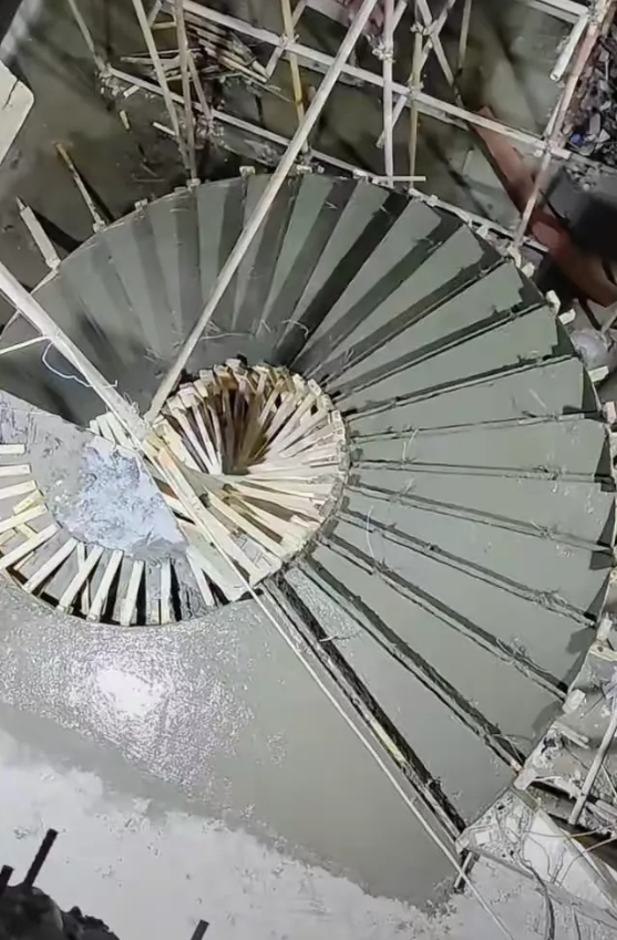 专业制作混凝土堆积悬浮弧形旋转楼梯